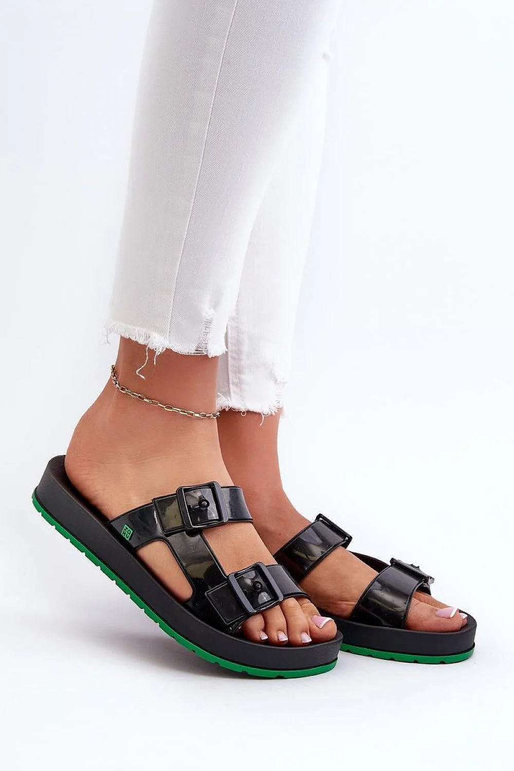 Sandales femmes modernes design épuré végan hypoallergénique recyclable semelle épaisse brides ajustables style minimaliste confortable