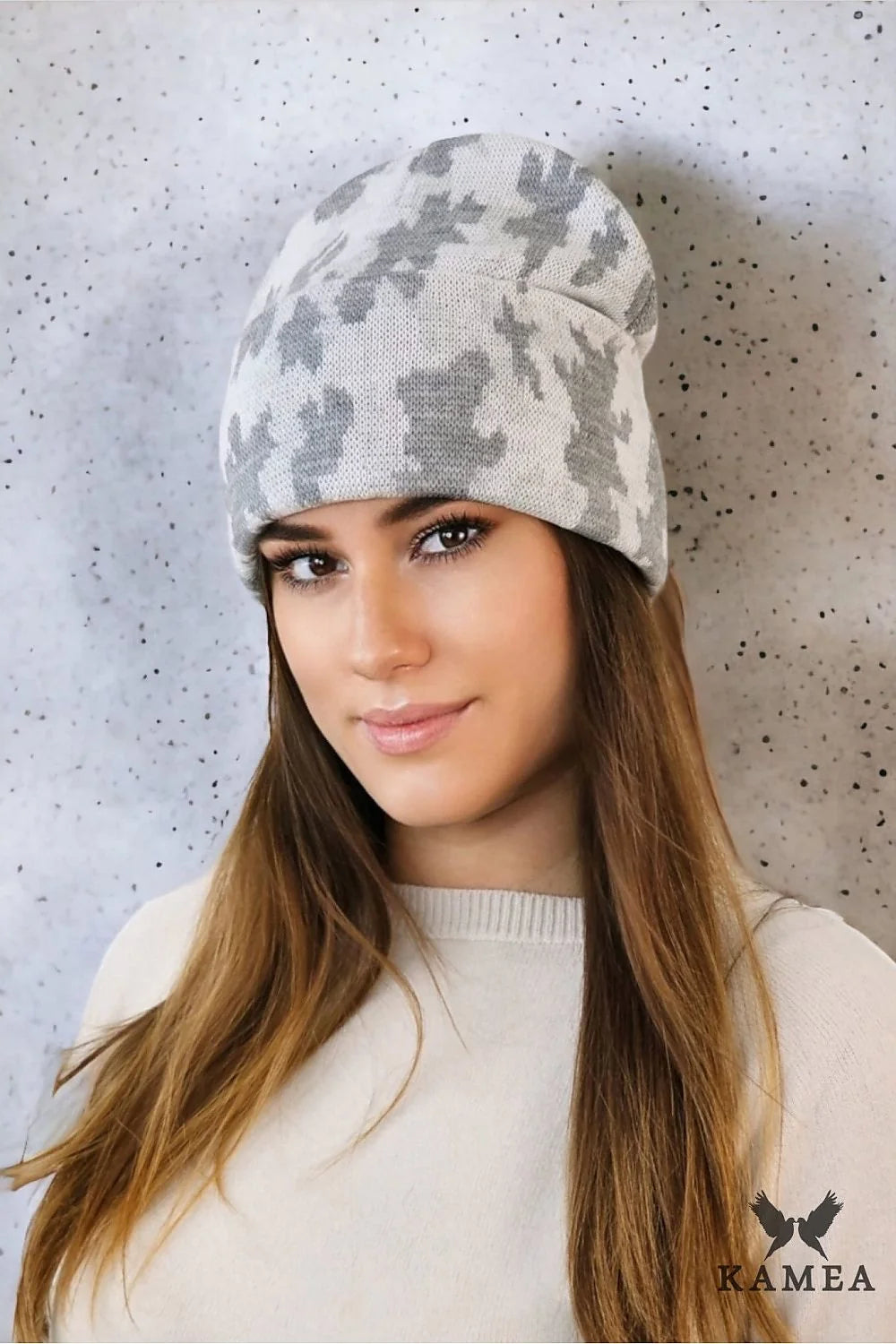 Bonnet d'hiver pour femme en tricot motif camouflage gris KAMEA coupe universelle sans pompon chaud et élégant
