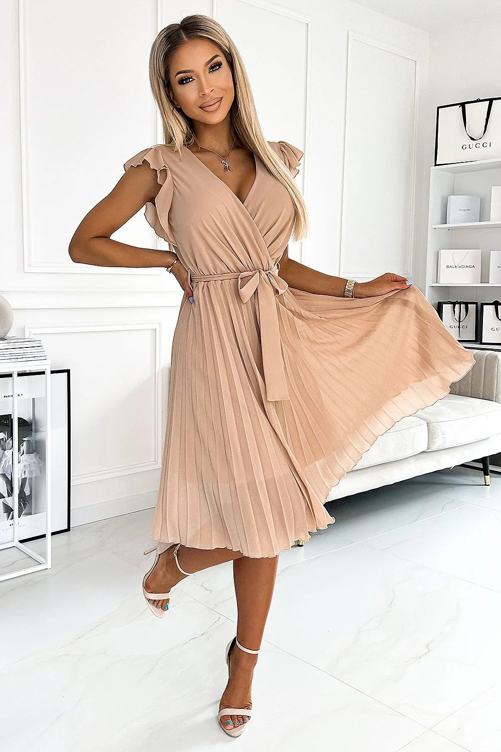 Robe de cocktail élégante Numoco en mousseline beige à décolleté cœur et volants épaules pour femme