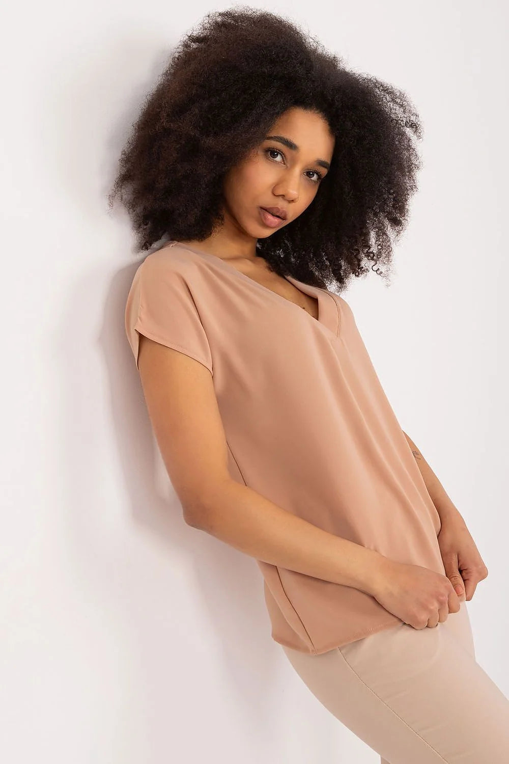 Chemisier féminin casual élégant coupe droite encolure V profond manches courtes tissu souple beige clair respirant confortable femme