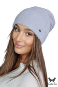 Bonnet d'hiver élégant en maille pour femme couleur bleu pâle avec logo métallique, confortable et tendance