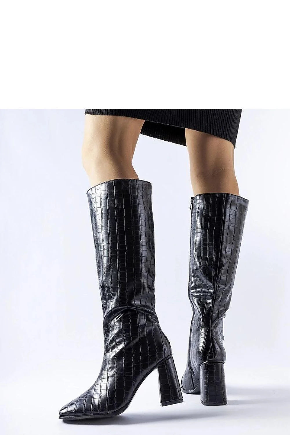 Bottes hautes pour femmes design sophistiqué cuir verni noir embossé imitation crocodile talon bloc modéré pointe légèrement pointue fermeture éclair latérale invisible