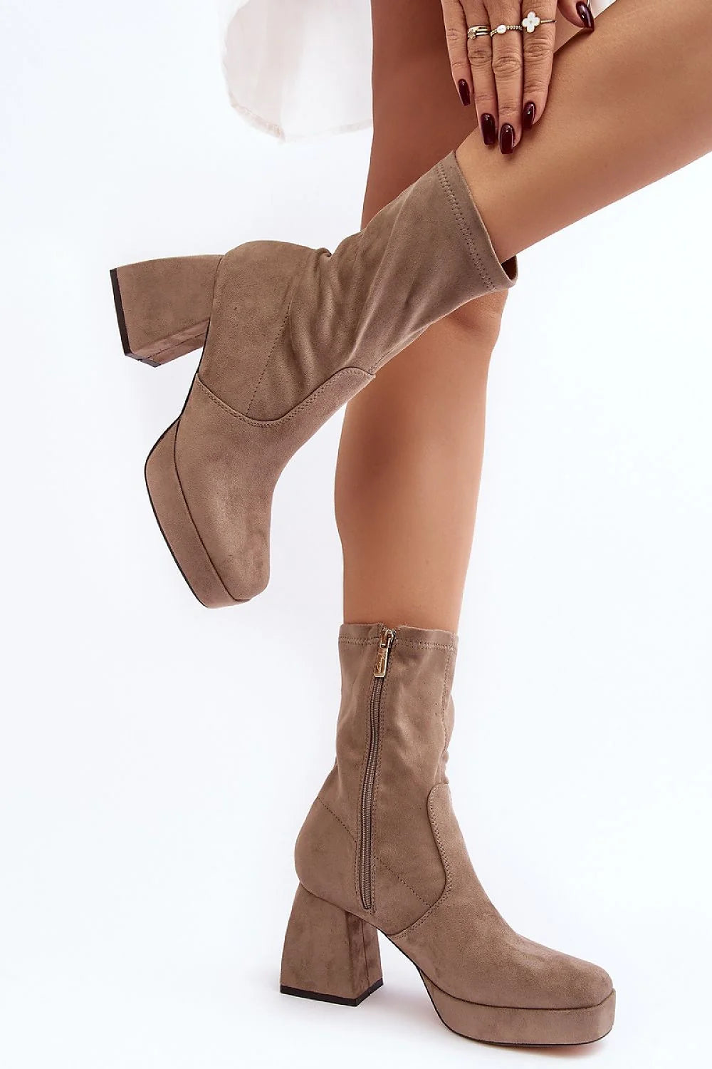 Bottes pour femmes en suédine écologique talon bloc massif plateforme beige taupe style moderne épuré confortable