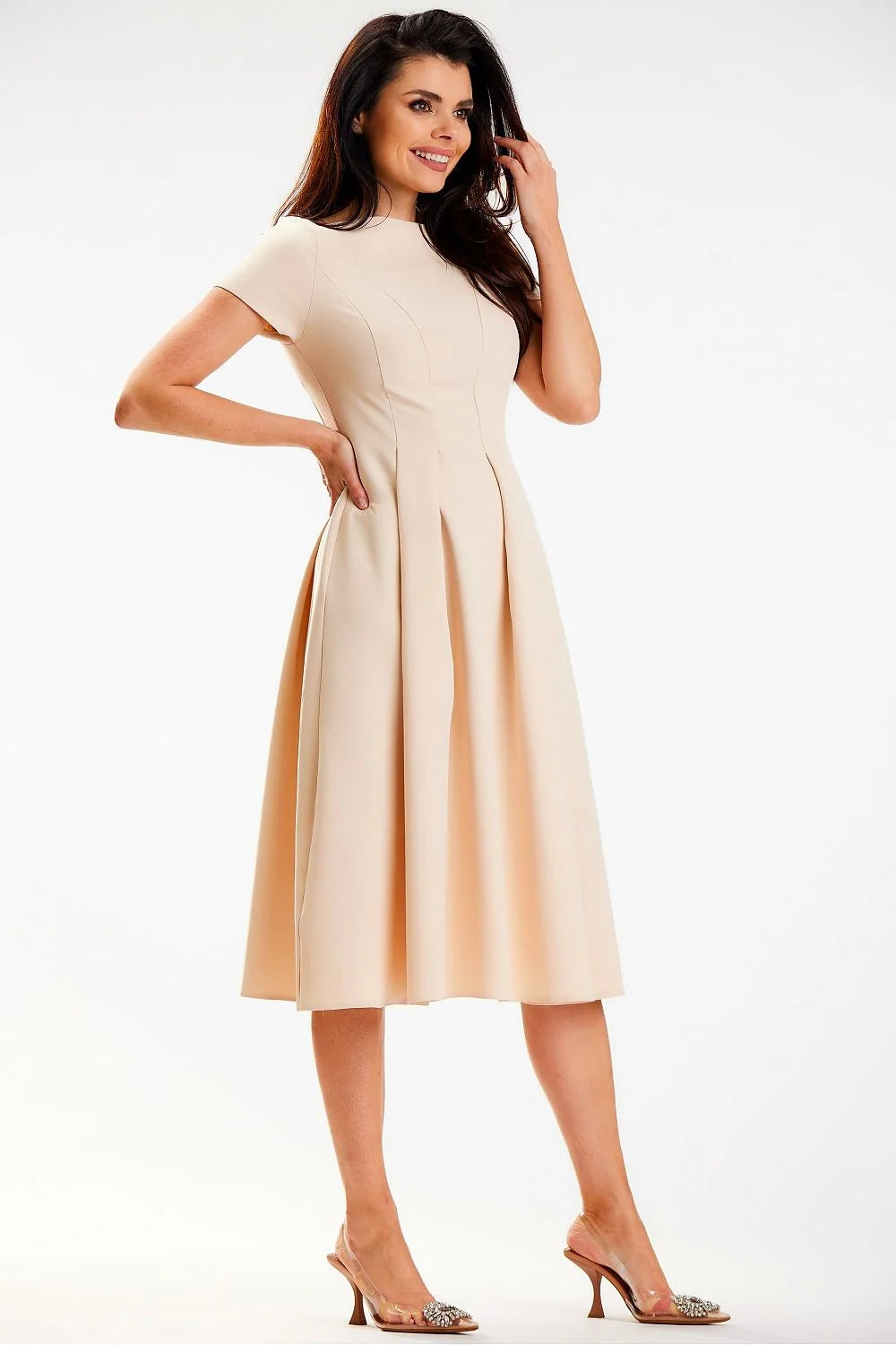 Robe de jour élégante pour femme midi manches courtes dos zip tailleur nude polyester élasthanne conçue en Pologne finitions soignées