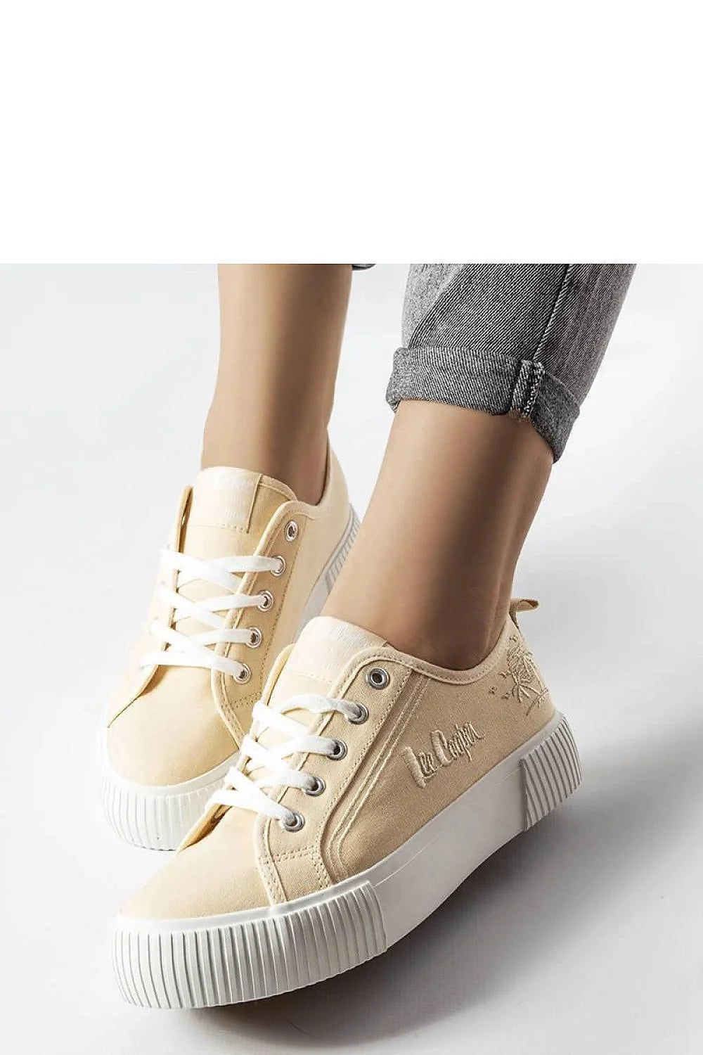 Baskets sneakers femmes design moderne épuré beige tige toile semelle caoutchouc blanc lacets métalliques
