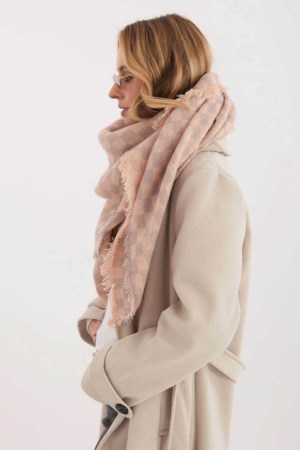 châle oversize carré carreaux rose poudré beige tricoté moelleux doux franges effilochées plaid cocooning chaud superposition élégant moderne laine viscose