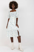 Robe été femme style romantique motifs floraux bleu vert tissu fluide encolure carrée manches courtes ceinture ajustable midi blanc