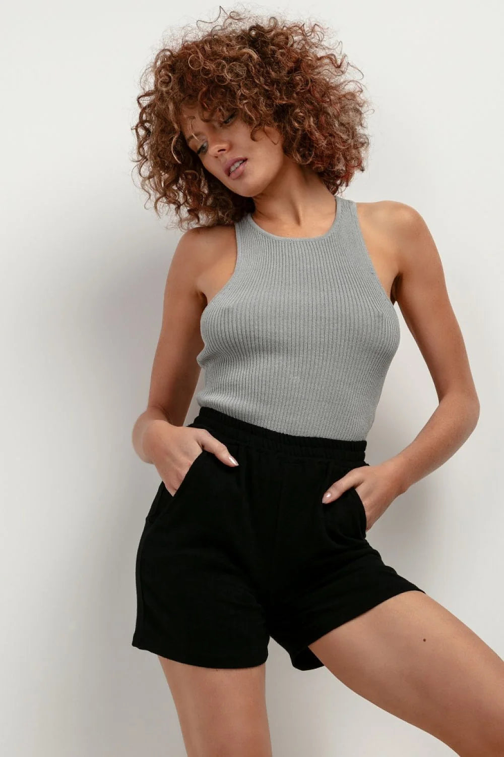 ensemble débardeur short Tessita côtelé gris clair noir taille élastiquée coupe ajustée mi longueur respirant confortable poches latérales