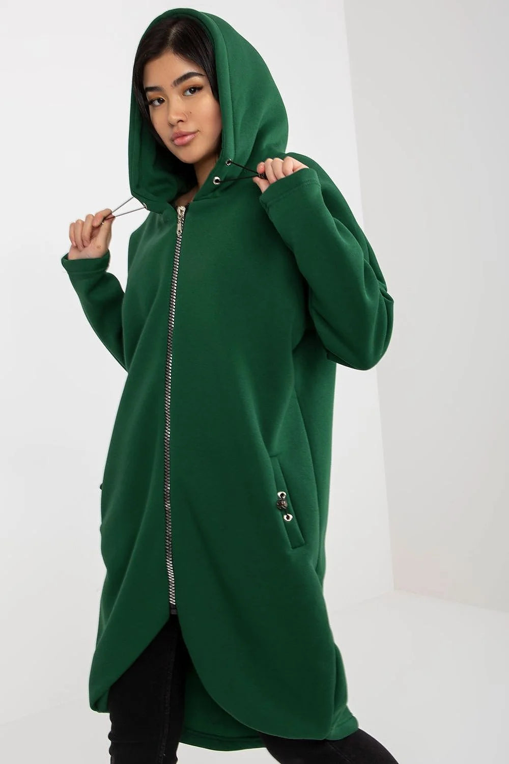 Manteau pour femmes design moderne audacieux couleur fuchsia vif coupe oversize matériau structuré fonctionnalité confort