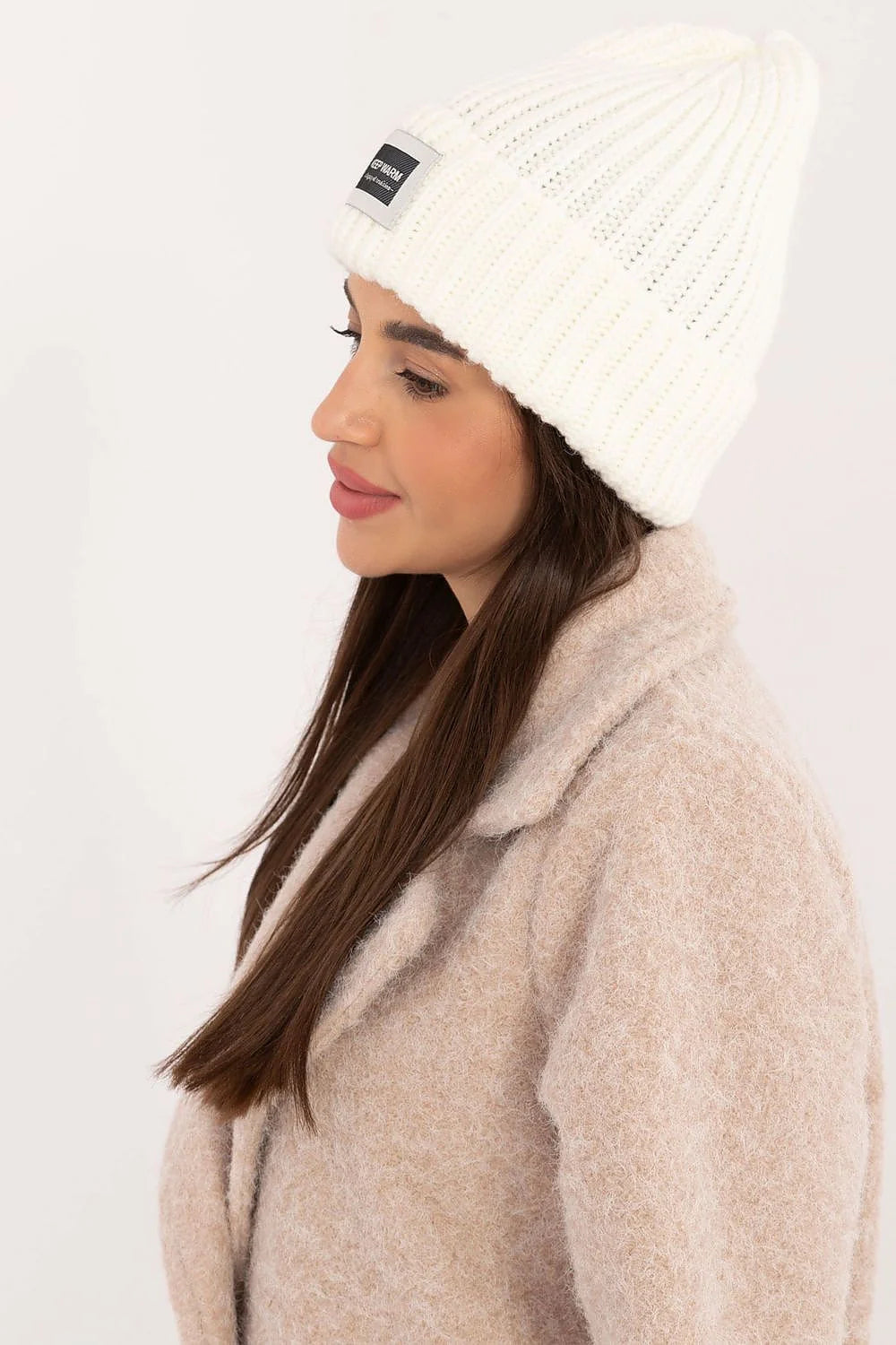 Bonnet Rue Paris en acrylique blanc classique, style intemporel, texture côtes, coupe ajustée, étiquette KEEP WARM, femmes