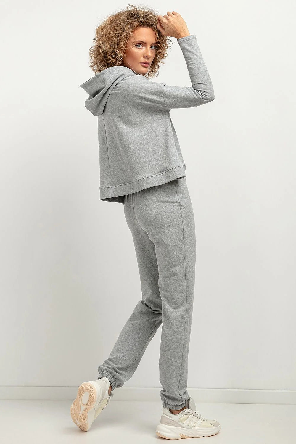 Ensemble casual femme sweat capuche joggers maille douce gris clair coupe ample élastiques chevilles