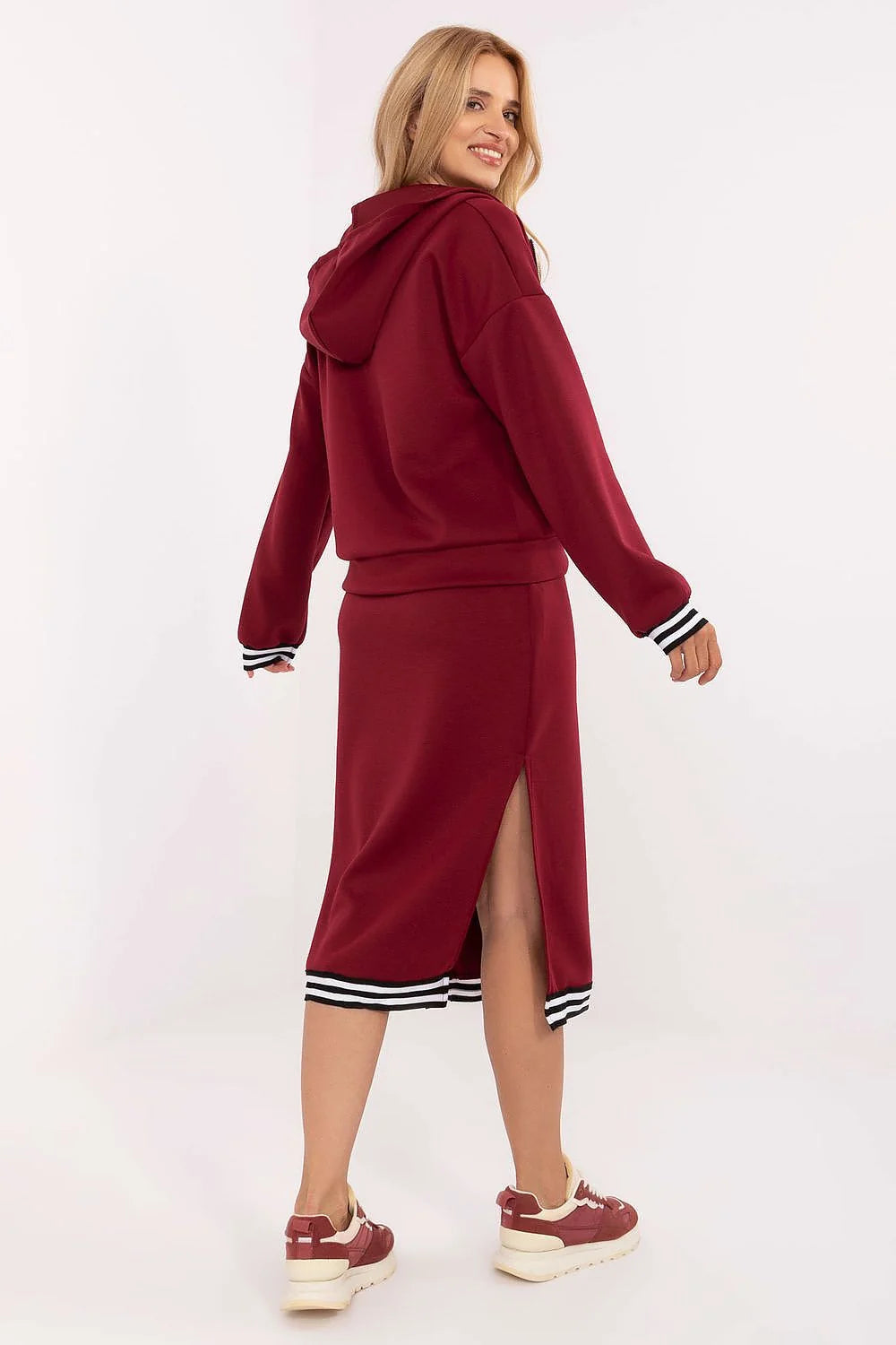 ensemble casual femme deux pièces sweat zippé asymétrique bordeaux capuche manches longues poches pratiques robe midi bretelles épaisses