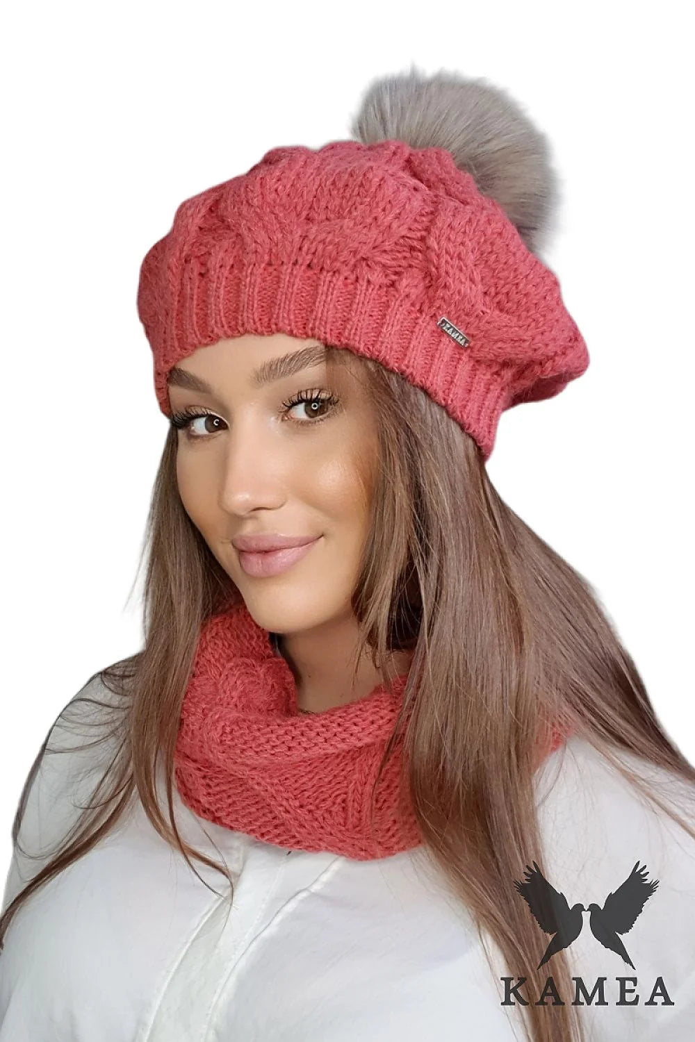 Ensemble Kamea élégant pour femme, beret et snood en laine maille épaisse, pompon en fausse fourrure, couleur corail, style sophistiqué et confortable