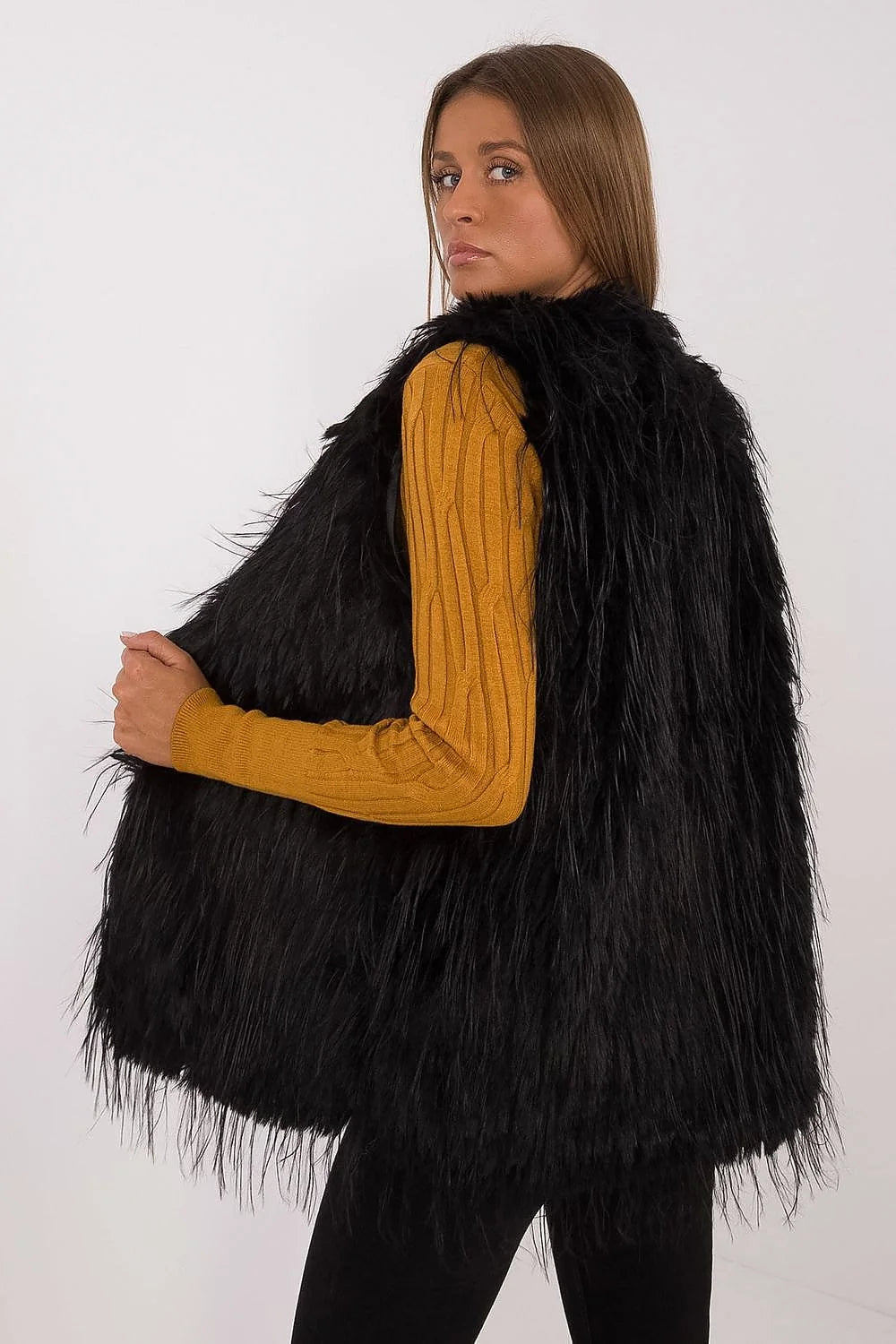 Gilet en fausse fourrure noire sans manches pull tricot ocre côtelé ensemble mode féminin hiver élégance casual confort
