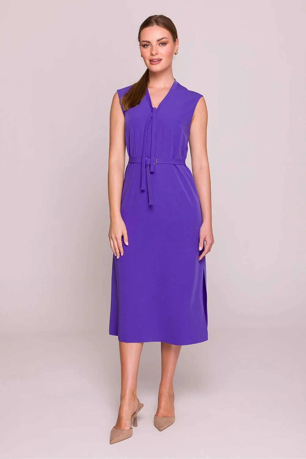 Robe de jour Stylove sans manches col V taille ajustable ceinture violette éclatante tissu lisse élastique midi élégance moderne femmes