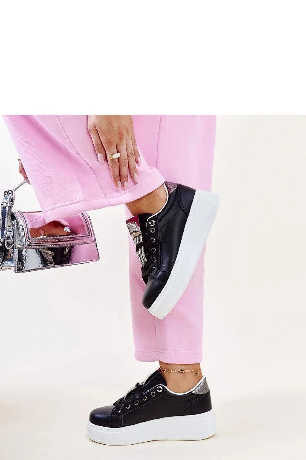 sneakers femme noires similicuir brillantes plateforme semelle compensée blanche lacets classiques œillets métalliques détails argentés bande strassée urbain chic confortables