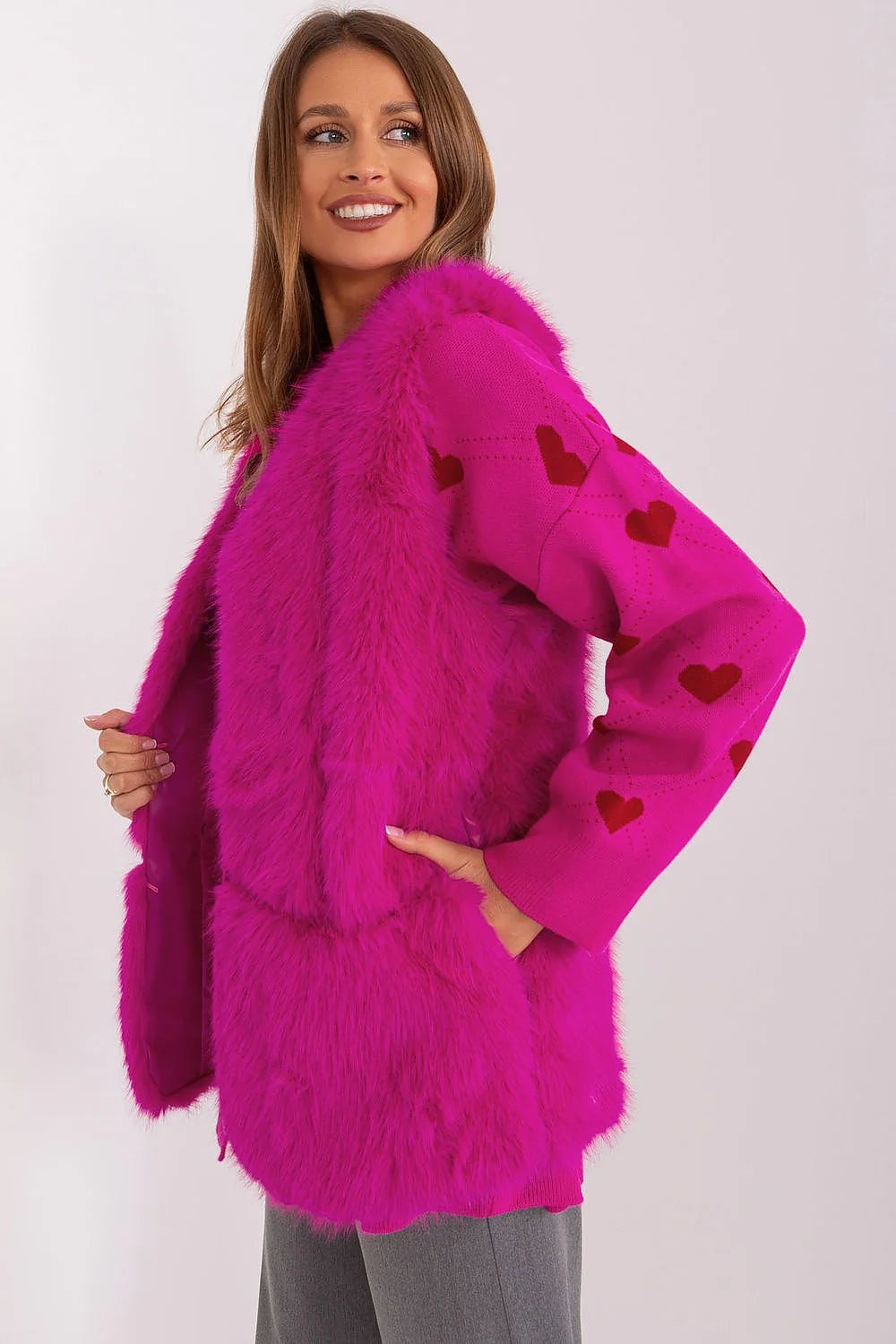 Gilet sans manches fausse fourrure fuchsia cardigan maille jacquard cœur femme mode tendance hiver 2023