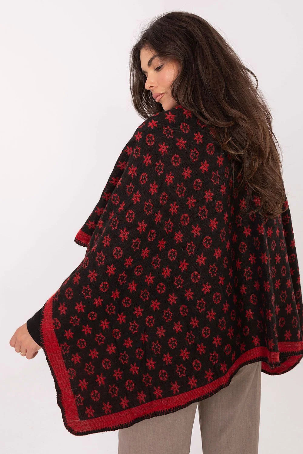 poncho oversize femme jacquard noir rouge motifs etoile cercles repetitifs coupe drapee encolure V bordure contrastée maille epaisse boheme chic