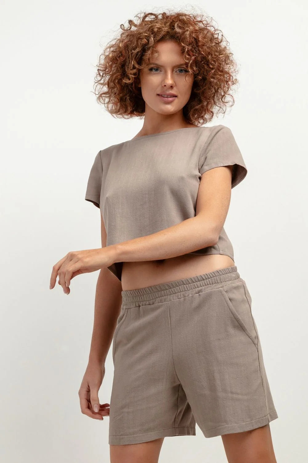 Ensemble deux pièces pour femmes en lin Taupe Doux, Haut Crop Top et Short ample sans fermeture, Style décontracté et minimaliste, Confort maximal pour été