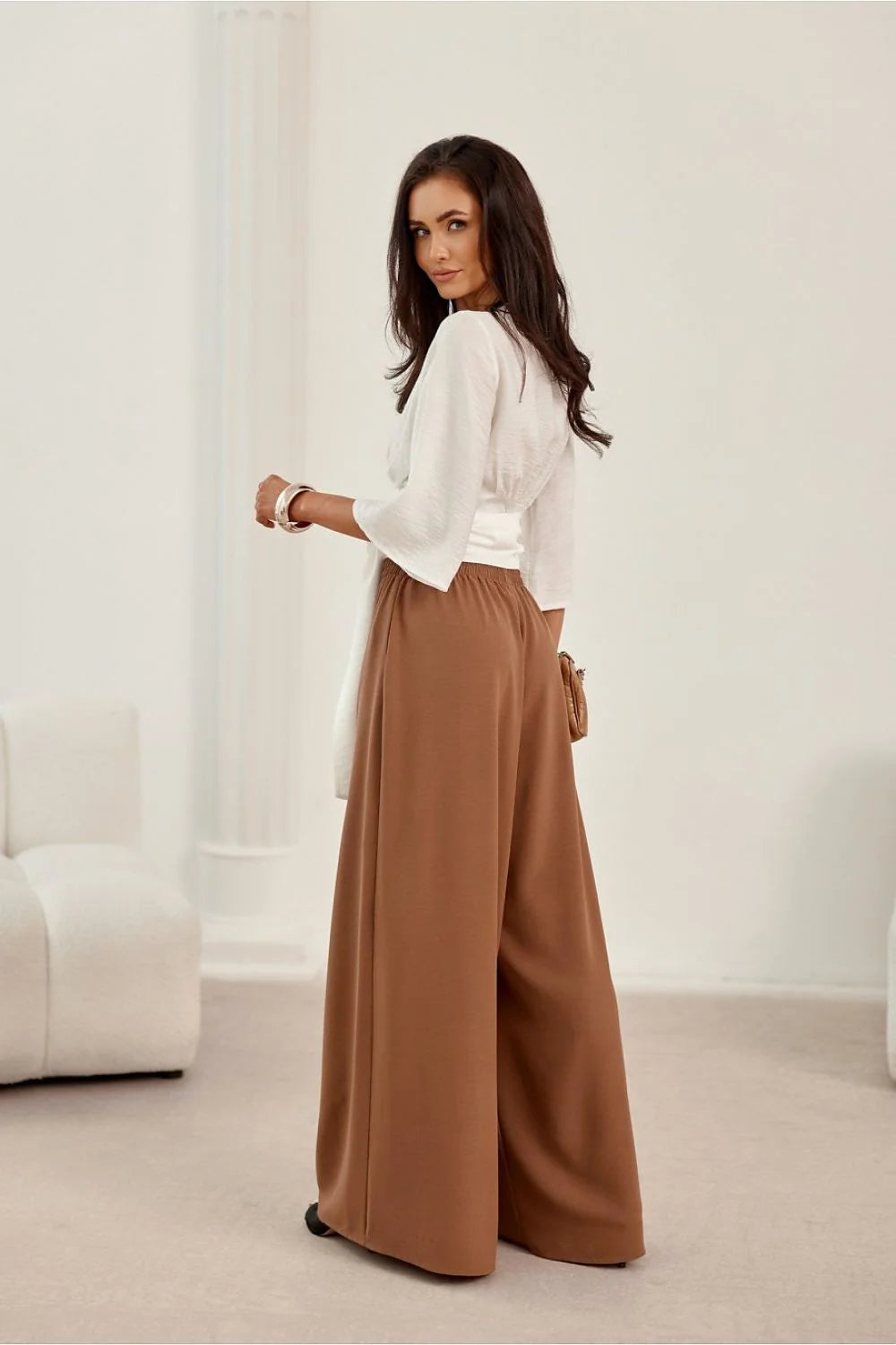 Ensemble femme cache-coeur blanc et pantalon palazzo marron clair style élégant décontracté coupe ample matières légères