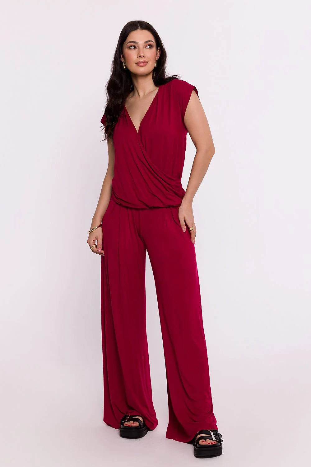 Chemisier Be Wear pour femmes élégant moderne coupe fluide drapée encolure V croisée manches courtes tissu doux couleur framboise profonde versatile casual formel