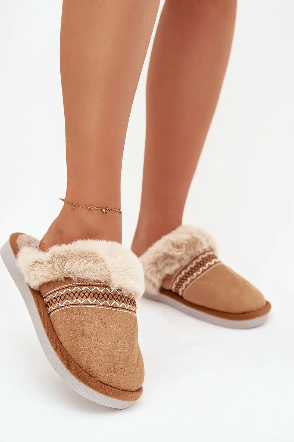 chaussons mules intérieur femme suédine camel broderie géométrique parement fausse fourrure crème semelle extérieure épaisse blanche semelle intérieure moelleuse cocooning