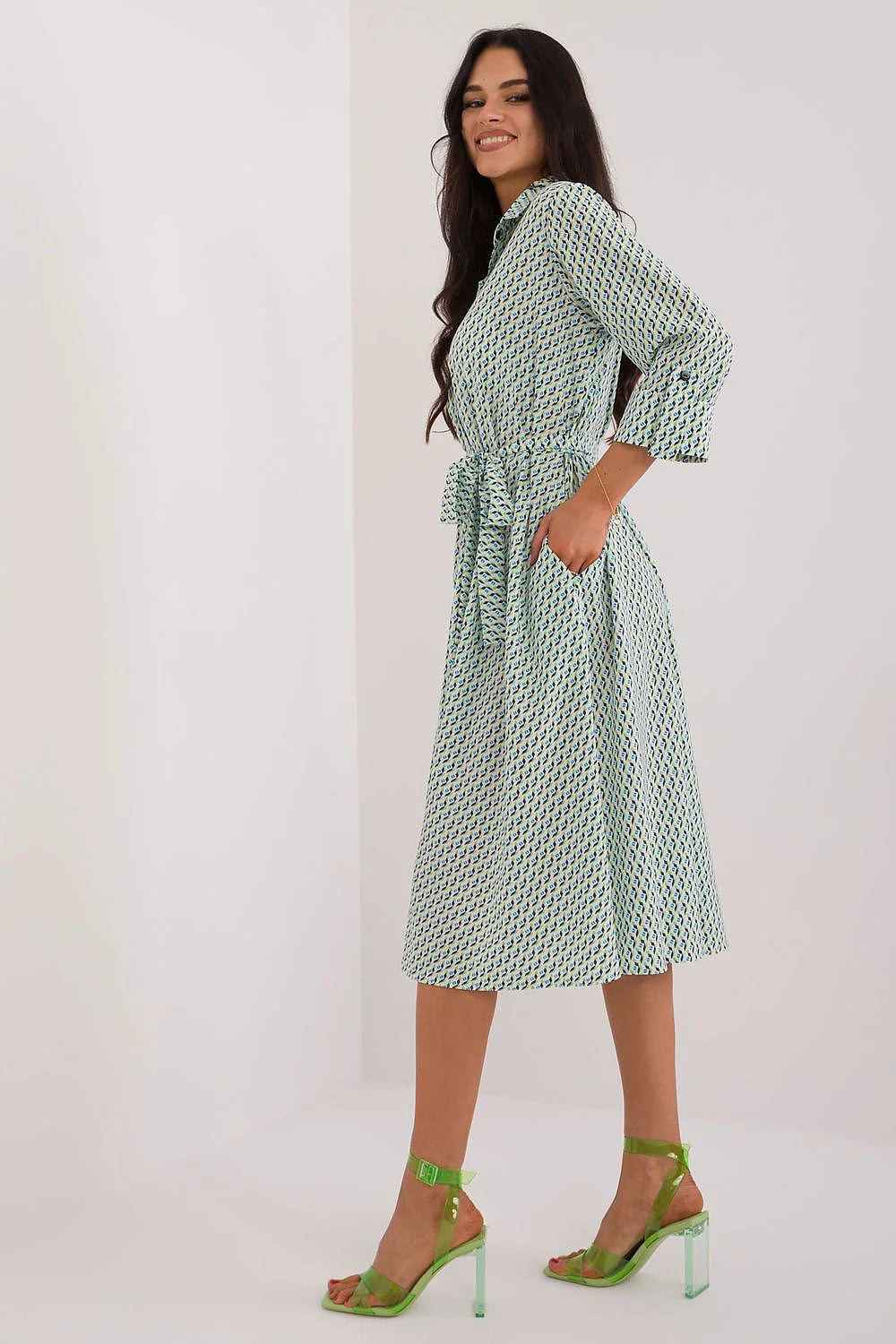 Robe féminine midi manches 3/4 col classique tissu léger polyester elasthanne motif géométrique verte bleue blanche occasion quotidienne travail