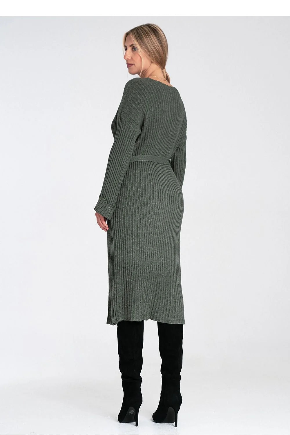 robe cardigan midi maille côtelée vert kaki coupe droite encolure V manches longues épaules tombantes fermeture boutonnée gros boutons ceinture
