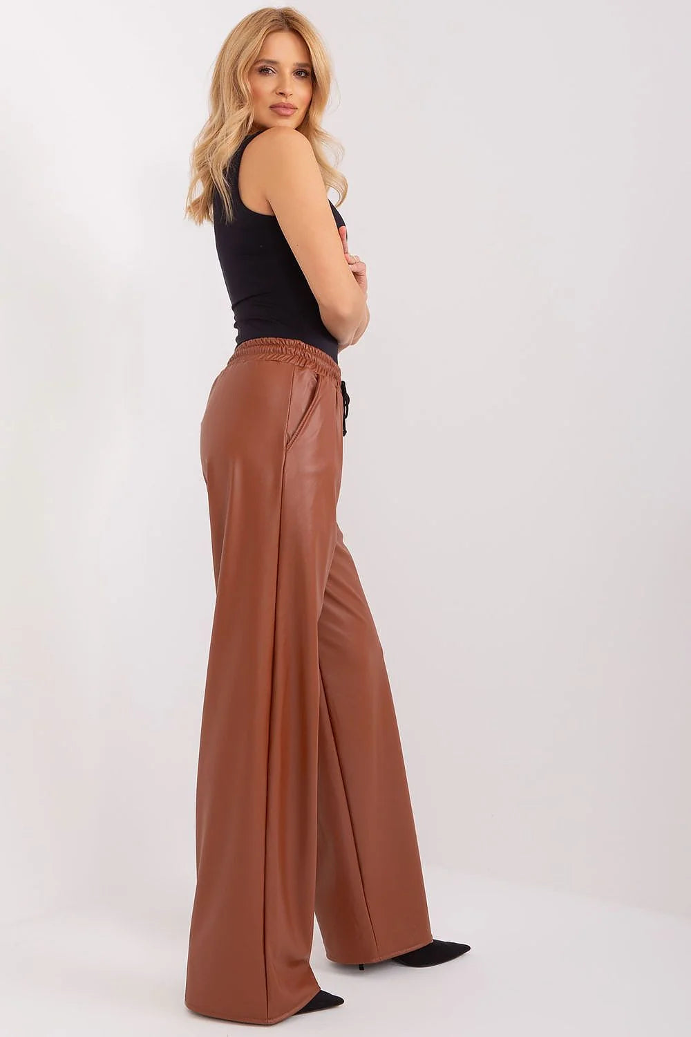 pantalon long Lakerta simili cuir cognac taille haute élastique cordon noir jambe large coupe ample brillant vegan poches latérales confort