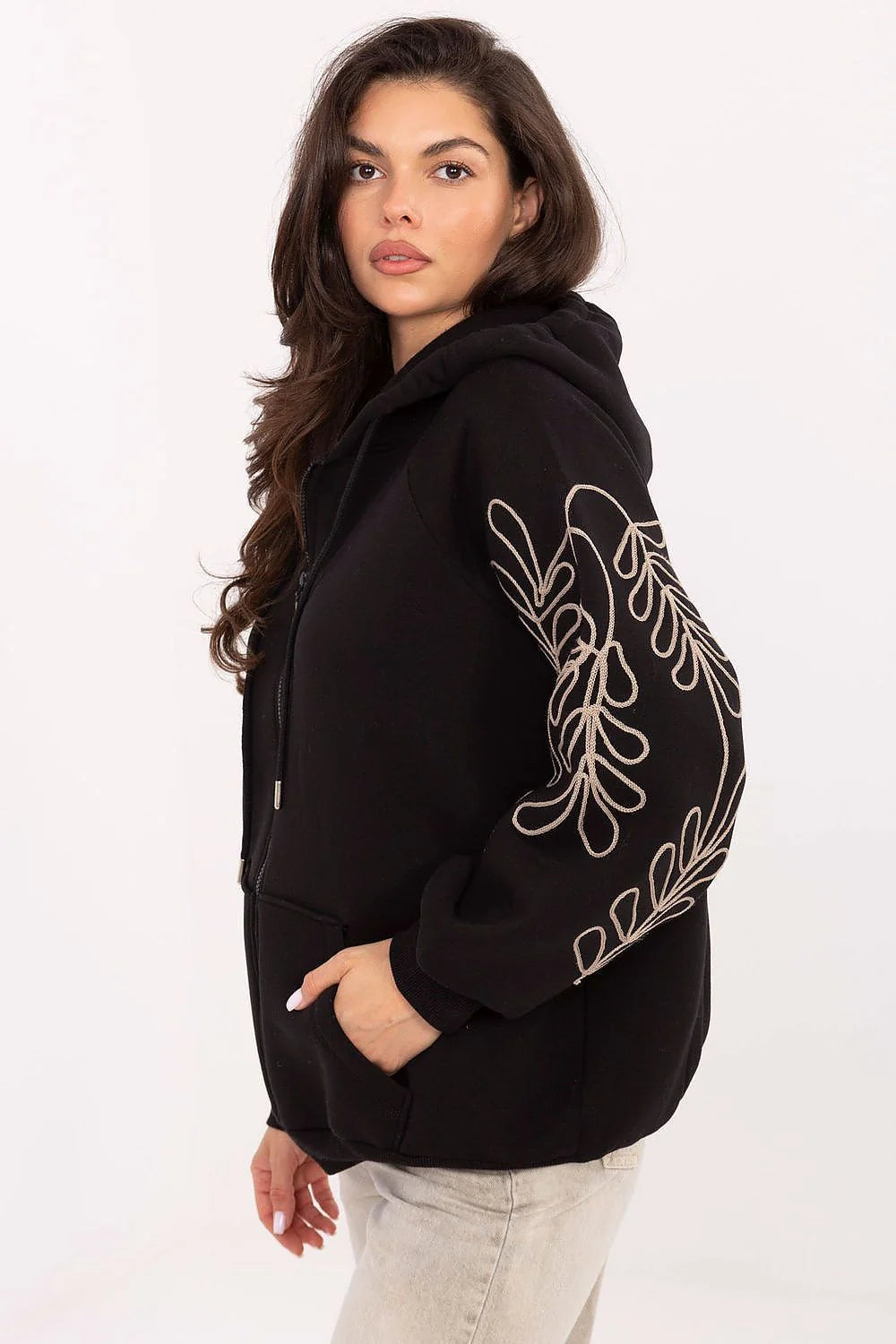 sweat capuche zippé femme oversize molleton noir poches kangourou manches bouffantes cordon serrage broderie florale beige contrastée bordscotes coton élasthanne