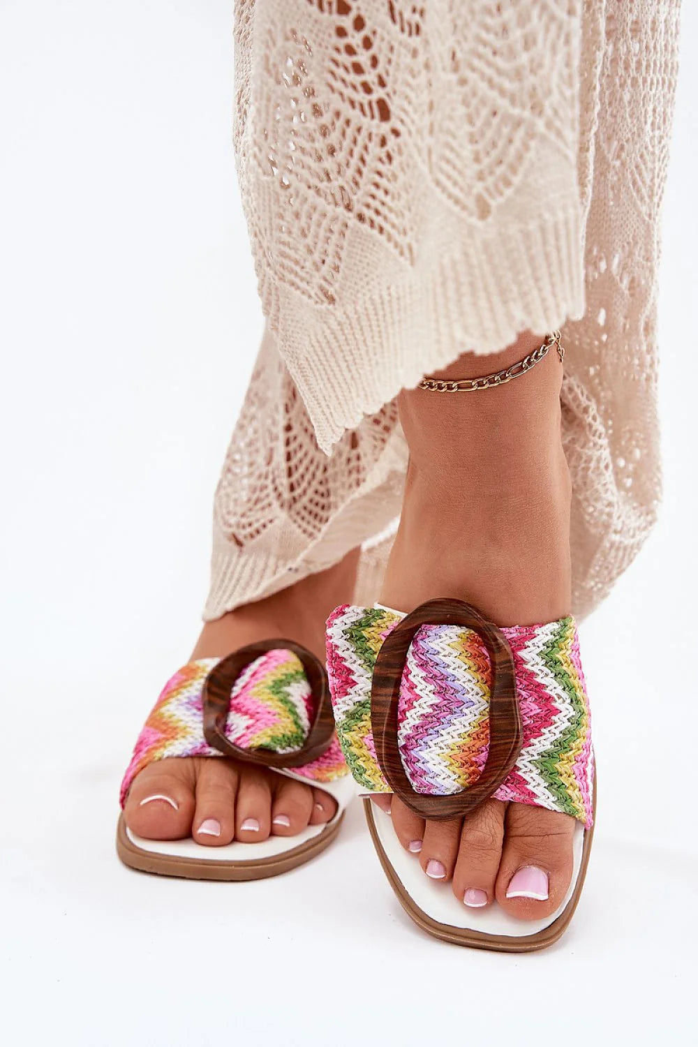 Sandales femmes cuir écologique style estival talon plat lanière tressée boucle décorative look chic été 2023