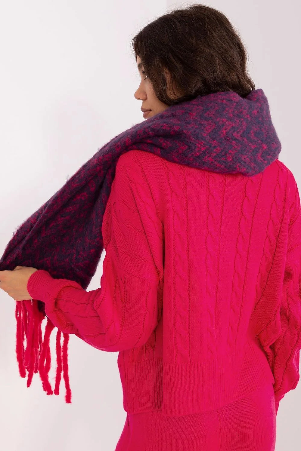 Écharpe féminine moderne motif chevron violet fuchsia franges longues polyester durable accessoire automne hiver