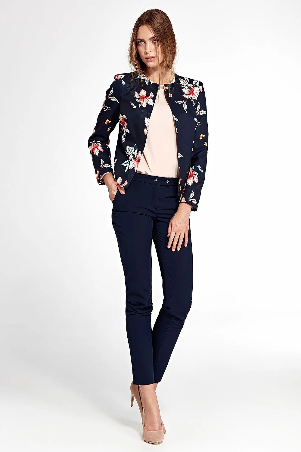 blazer femme veste sans col imprimé floral multicolore fond bleu marine cintrée épaules structurées manches retroussées