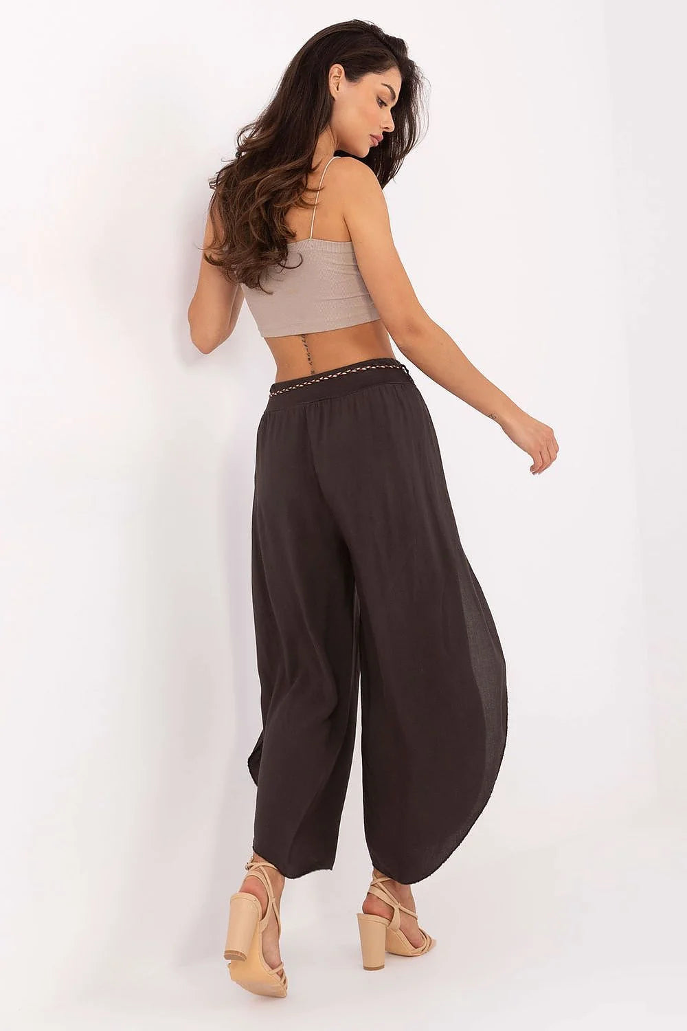 Pantalon femme Och Bella palazzo style design minimaliste large leggs coupe ample matériau léger et fluide couleur noir ou marron foncé cordon tressé multicolore perles taille élastiquée estivales décontractées