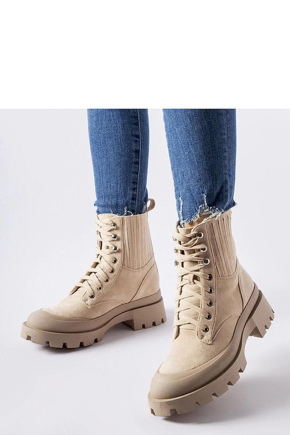 Bottes pour femmes design moderne militaire urbain beige éco-suède lacets métalliques semelle épaisse caoutchouc couleur unie style robuste fonctionnel look élégant décontracté