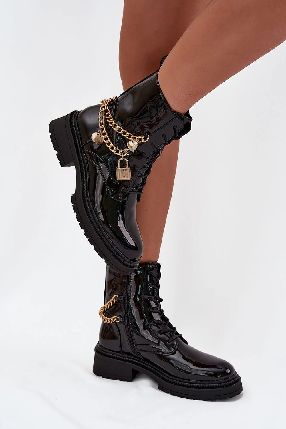 bottines femme simili cuir verni noir lacées semelle crantée crantée talon bas carré fermeture éclair doublure fourrure chaîne dorée pendentifs
