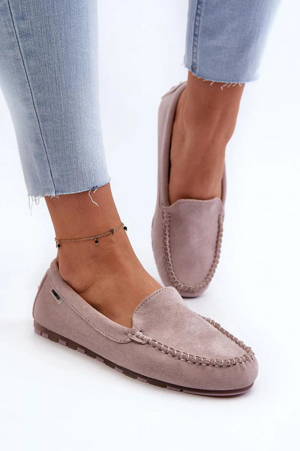 Mocassins classiques femmes style épuré couleur rose pâle semelle caoutchouc surpiqûres daim luxe confort