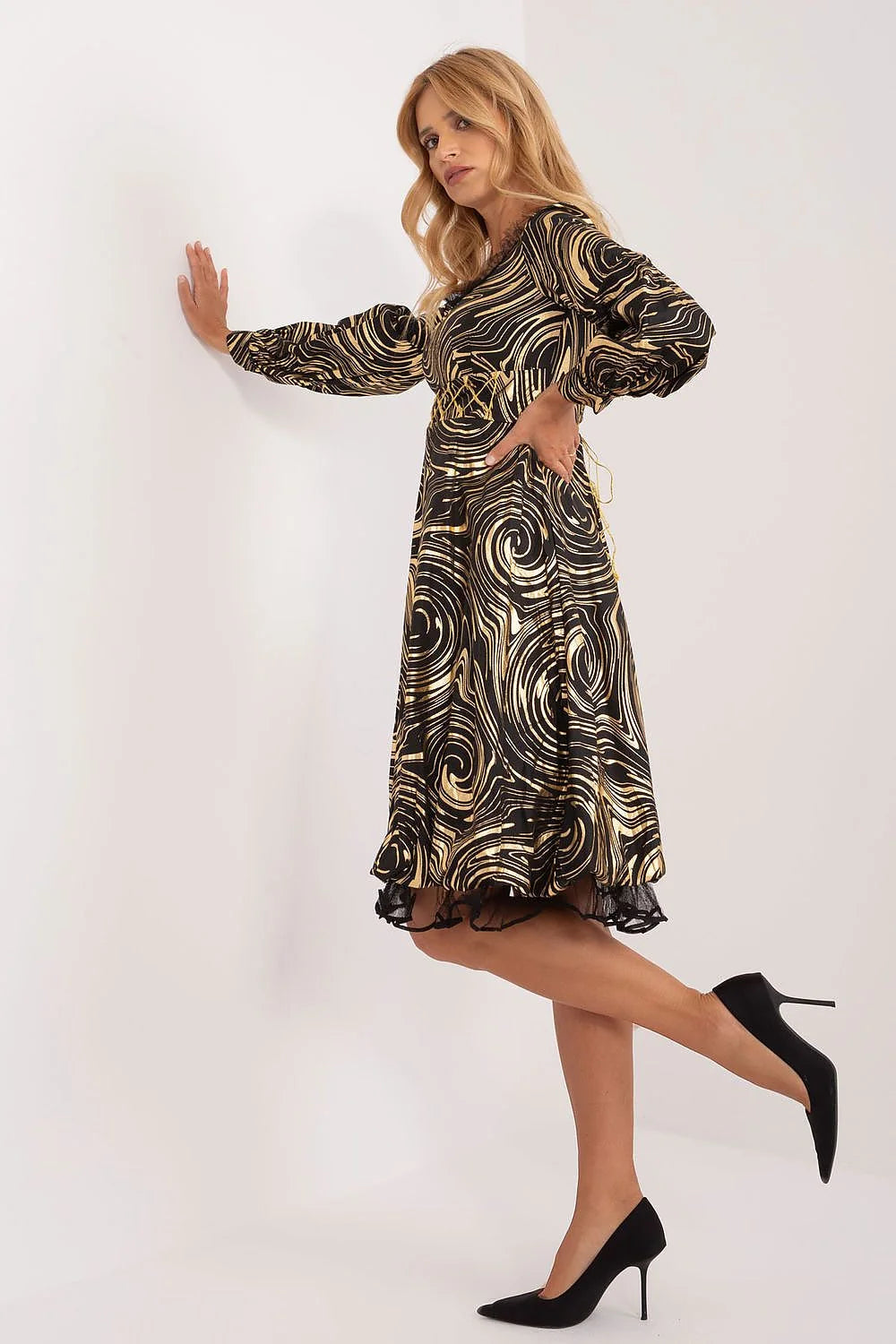 Robe de soirée élégante longueur midi manches longues détails dorés motifs tourbillonnants noire et or femme mode