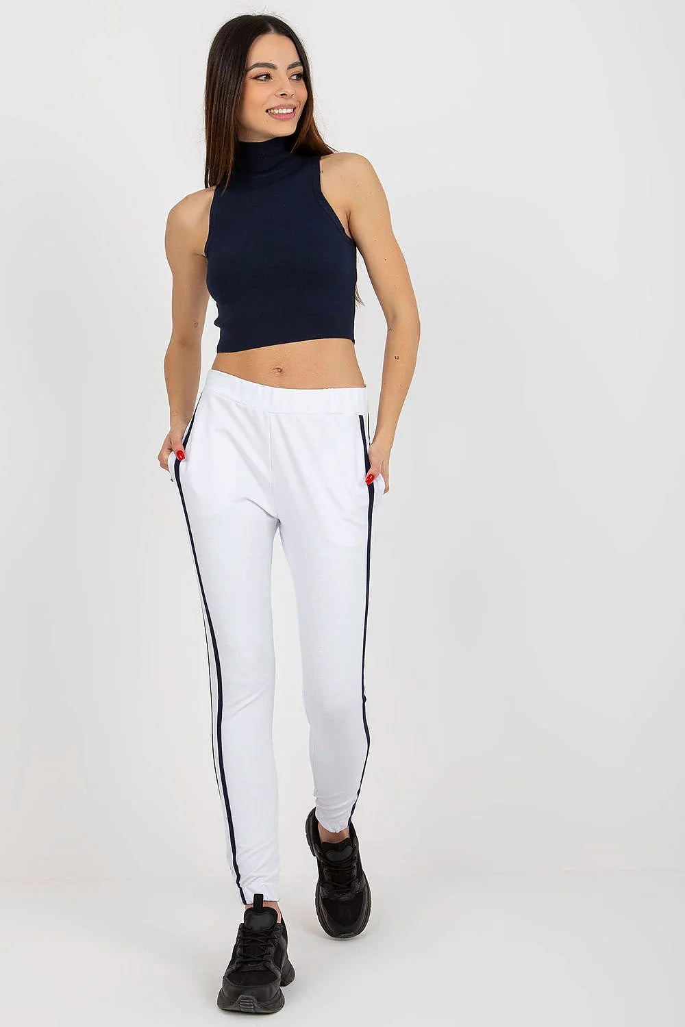 Tenue survêtement femme crop top blanc pantalon jogger bandes noires sport-chic confortable