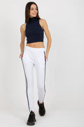 Tenue survêtement femme crop top blanc pantalon jogger bandes noires sport-chic confortable