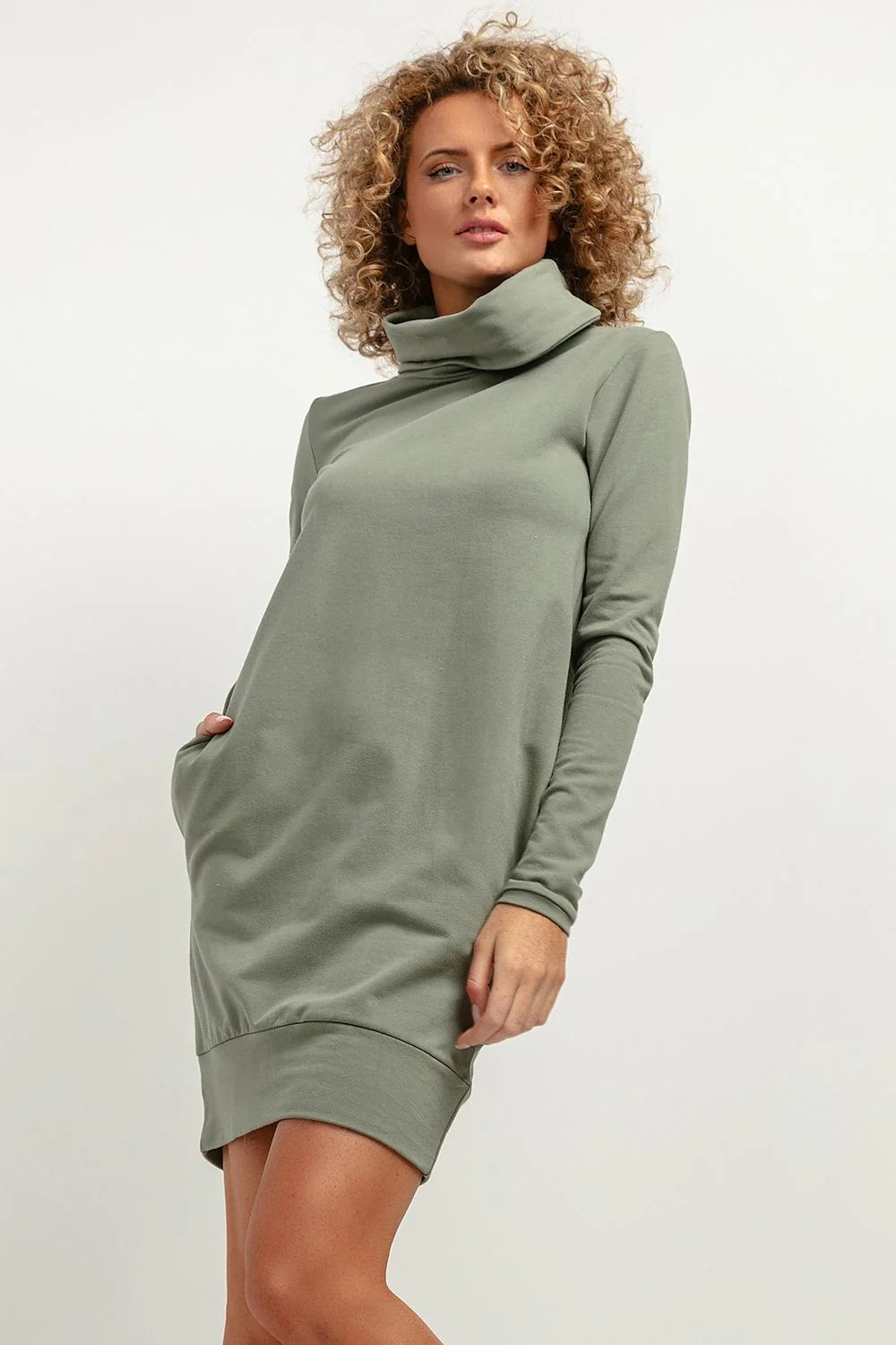 Robe-pull Tessita pour femme, robe maille douce, coupe ample, manches longues ajustées, col roulé, poches latérales, finitions élégantes, couleur verte douce, robe automne-hiver