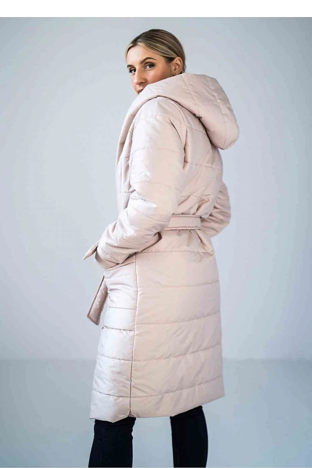 manteau matelassé mi long ceinturé cache coeur col châle capuche doublure rembourrée légère isolante poches ajustables coupe ajustée beige élégante