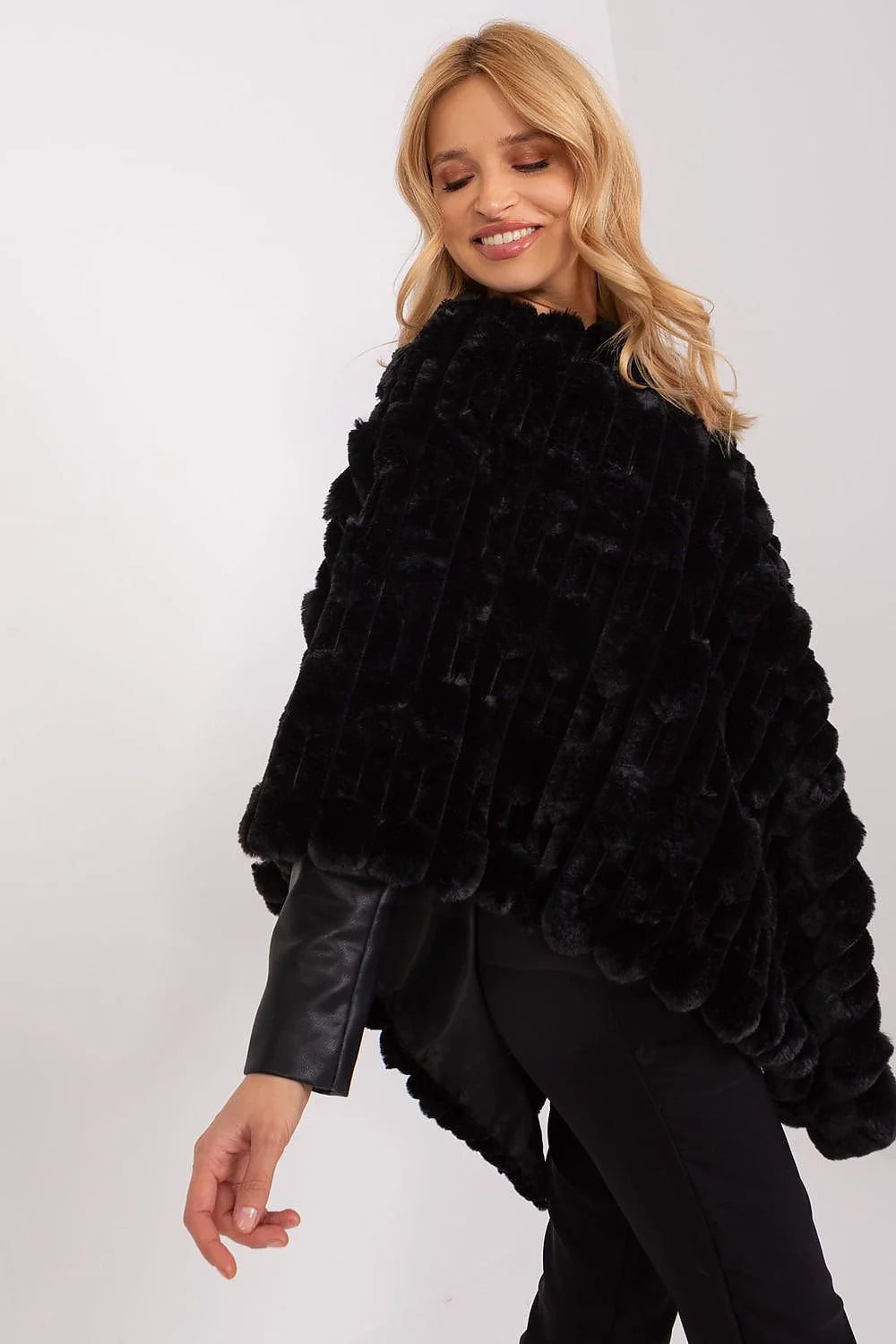 Poncho en fourrure synthétique pour femme, style ample et asymétrique, couleur noire, texture en relief, polyvalent, confortable, élégant, hiver, automne, occasions multiples