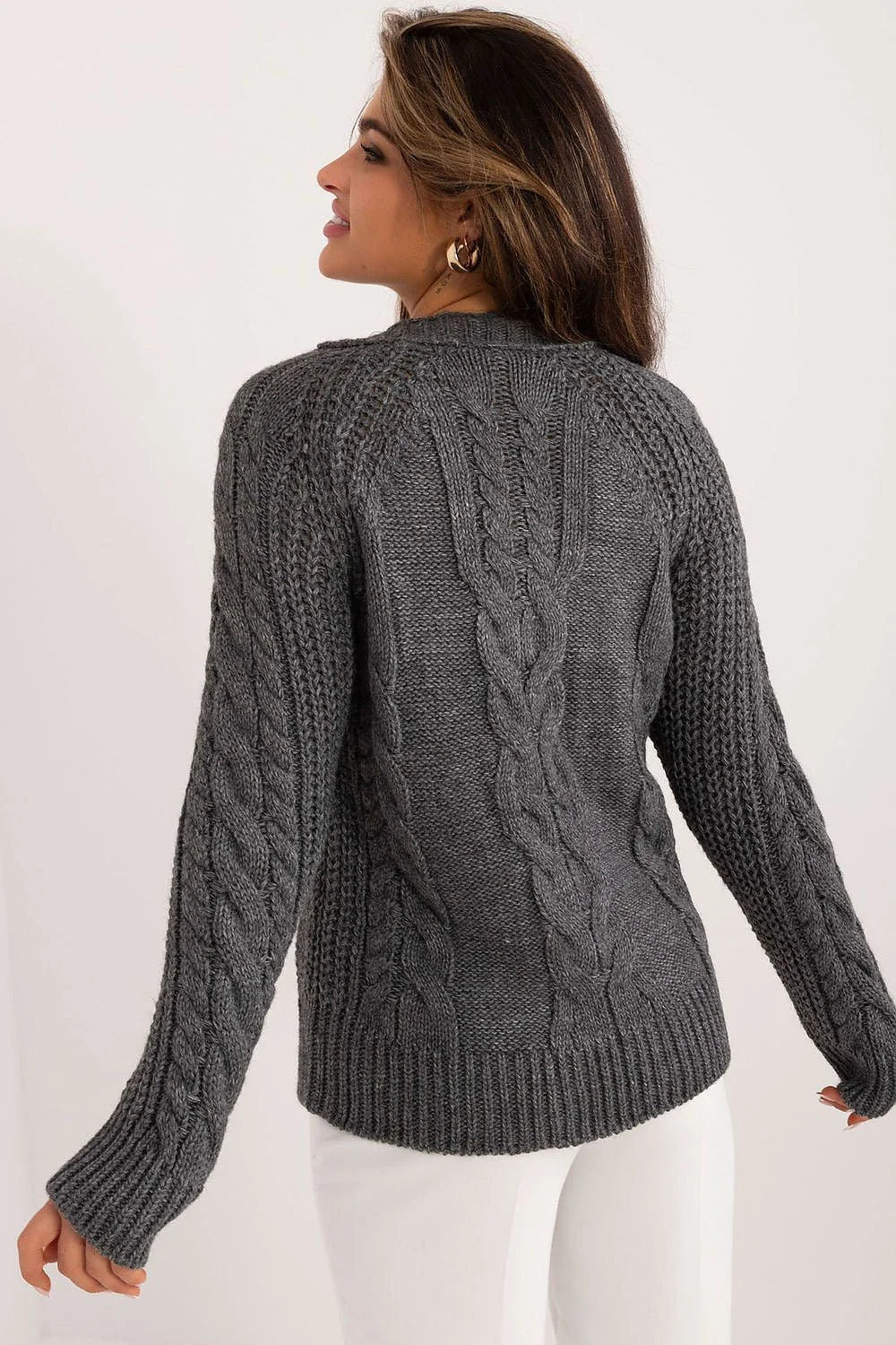 Pull femme élégant moderne maille épaisse motifs tressés col rond ajusté épaules découpées manches longues finitions côtelées confort style intemporel