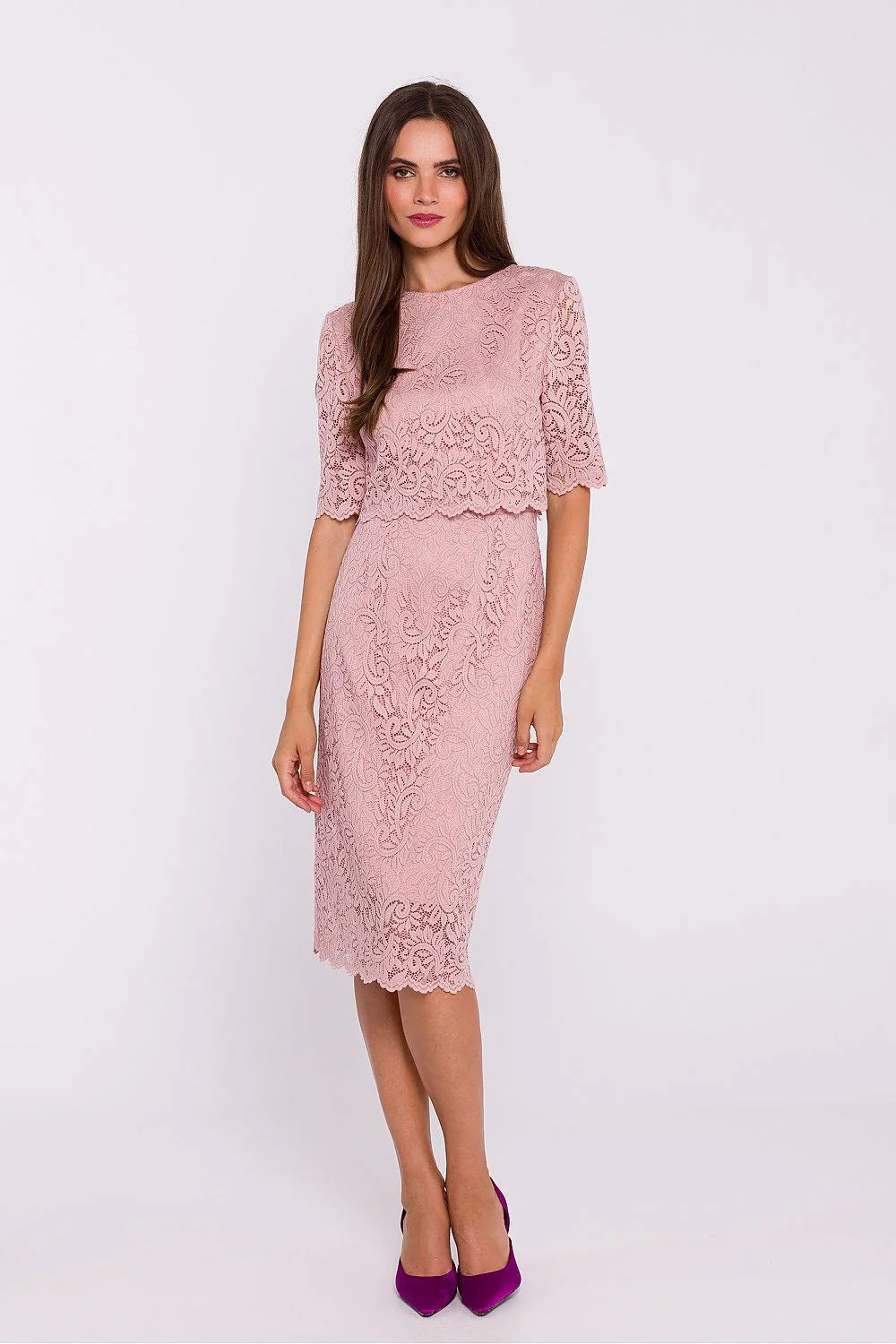 robe soirée élégante manches courtes dentelle rose poudré taille ajustable silhouette crayon doublure festonnés décolleté rond fente dos floral sophistiquée