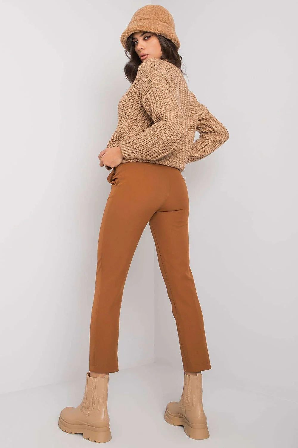Pantalon noir cigarette lycra polyester confortable élégant ceinture dorée professionnel chic bureau femme mode