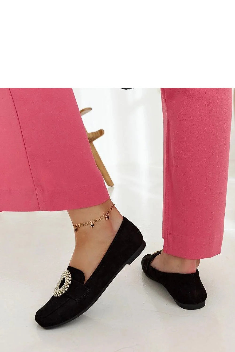 Moccasins élégants pour femme couleur noire en daim décoration strass carrure plate style moderne