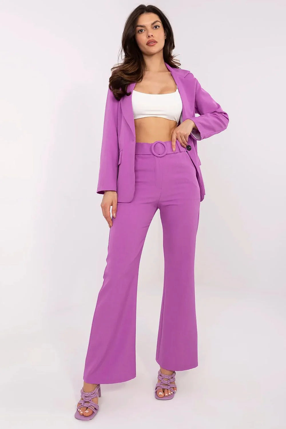 Ensemble femme blazer veste taille haute épaules structurées pantalon évasé couleur violet vibrant tissu synthétique polyester court top occasion habillée mode élégant