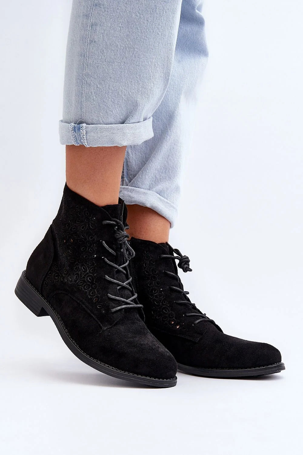 bottines femme ecosuede noir broderie fleurie perforée lacets zip latéral talonplat tige13cm semellecaoutchouc boutarrondi coupeajustée confort urbain sophistiquée