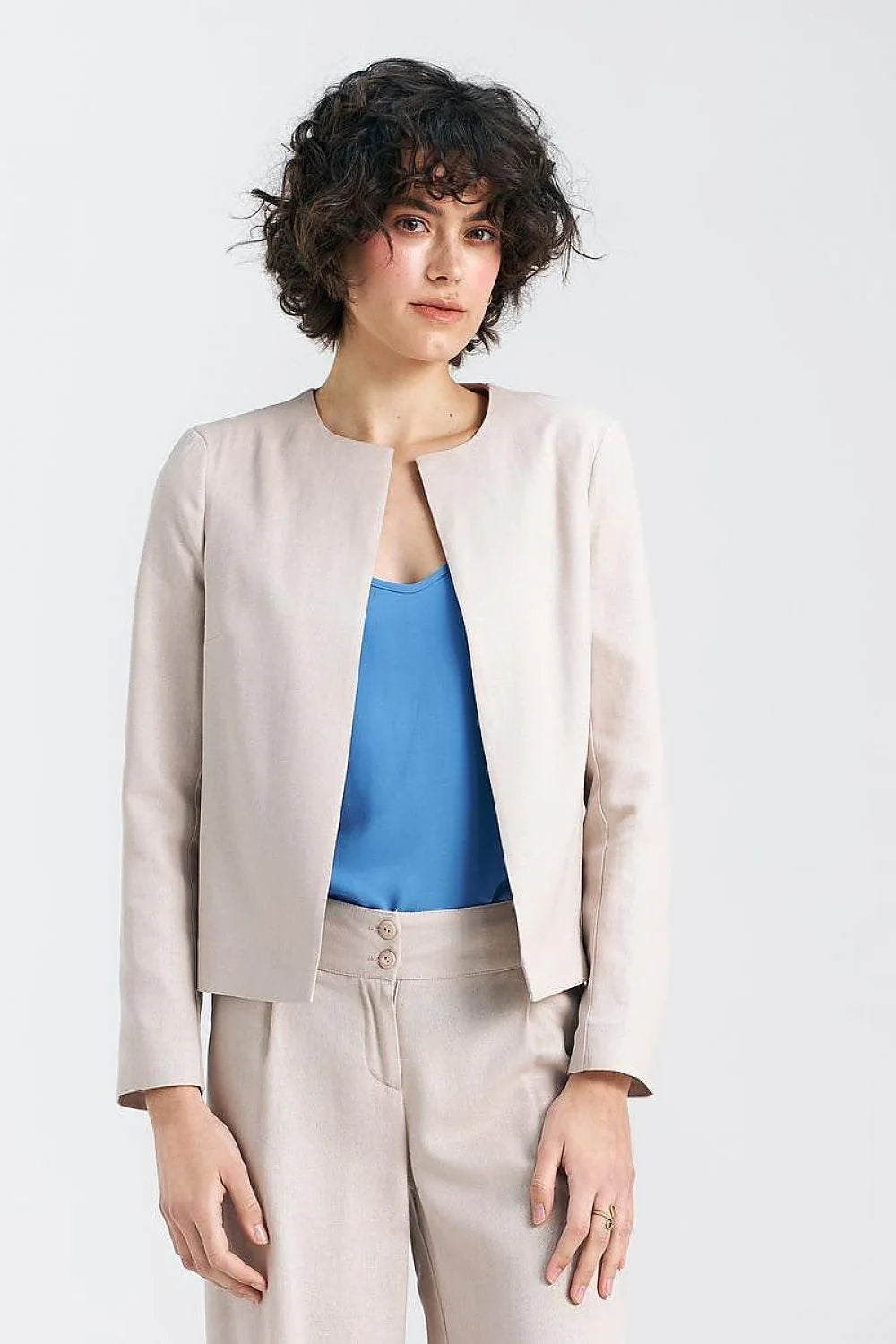 Blazer femme élégant en viscose lin coton beige coupe carrée sans col tailoring précis occasion formelle